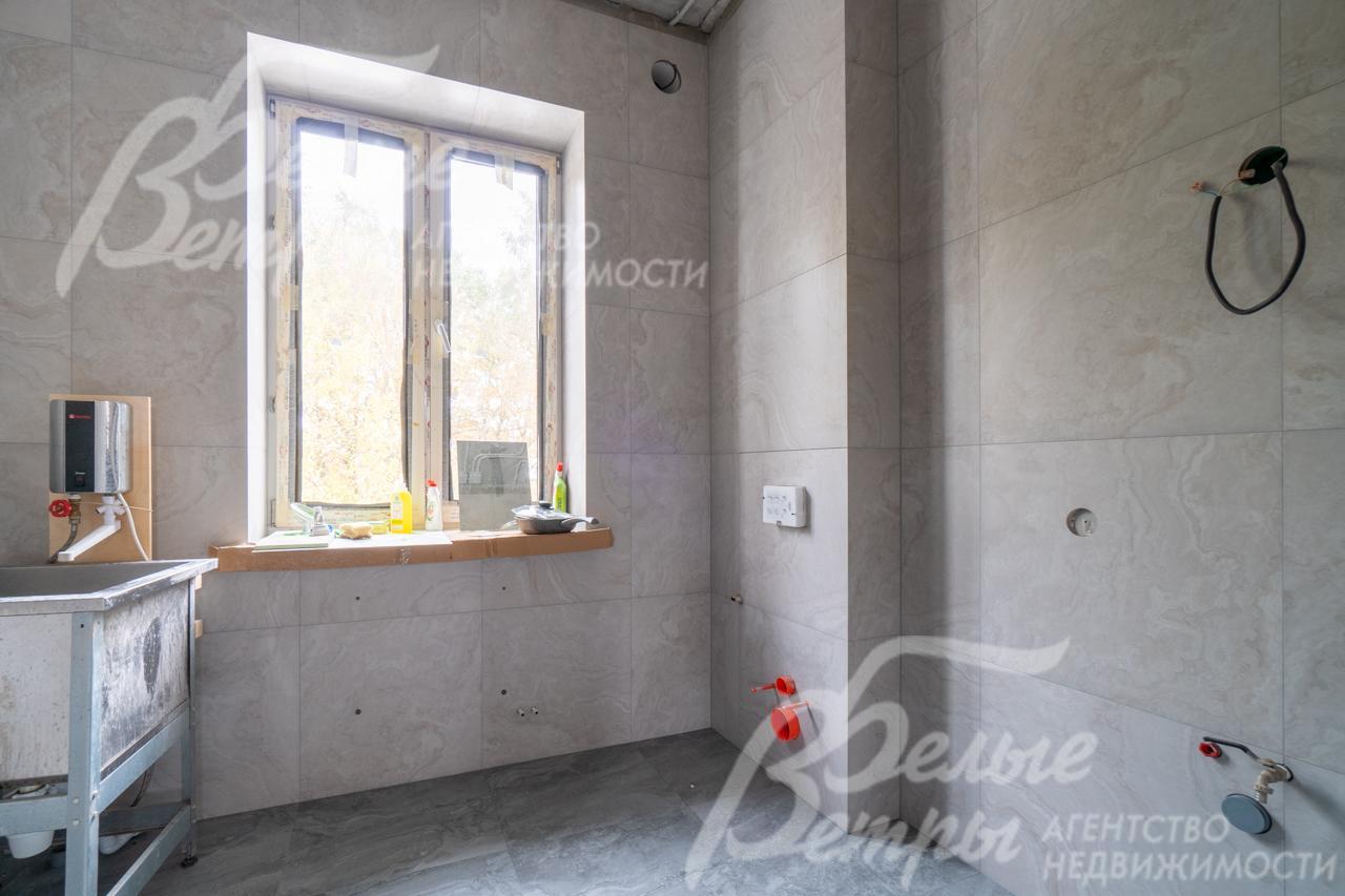 Керамогранит и плитка - на пером этаже и в санузле второго этажа