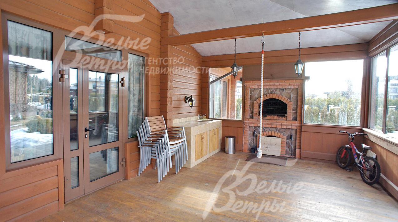 В домике расположены: зона барбекю 25 кв.м с каменным мангалом, мини кухня с мойкой, которые можно использовать даже зимой.