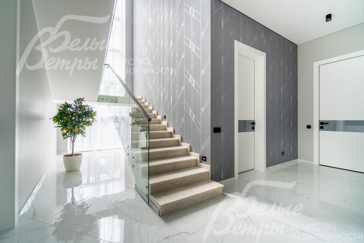 На второй этаж ведёт лестница со ступенями, отделанными натуральным мрамором