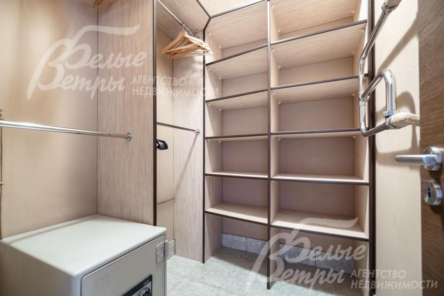 На втором этаже находится гардеробная, оснащённая удобной системой хранения