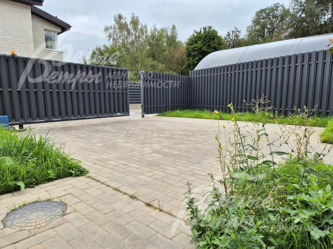 Мощенная парковка для стоянки авто.