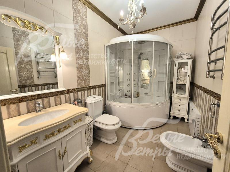 Санузел с душевой при мастер-спальне на 2ом этаже.