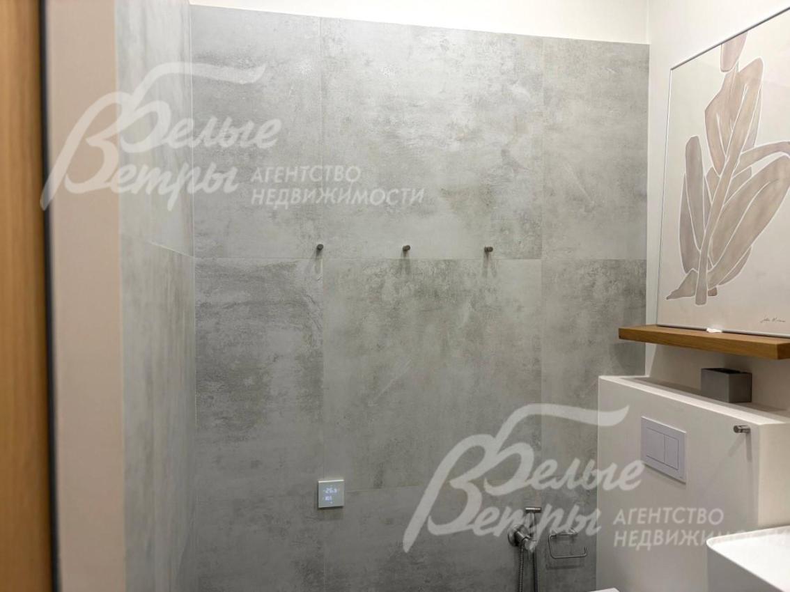 Тёплые стены (вместо полотенцесушителей) облицованы лаппатированной плиткой Laparet