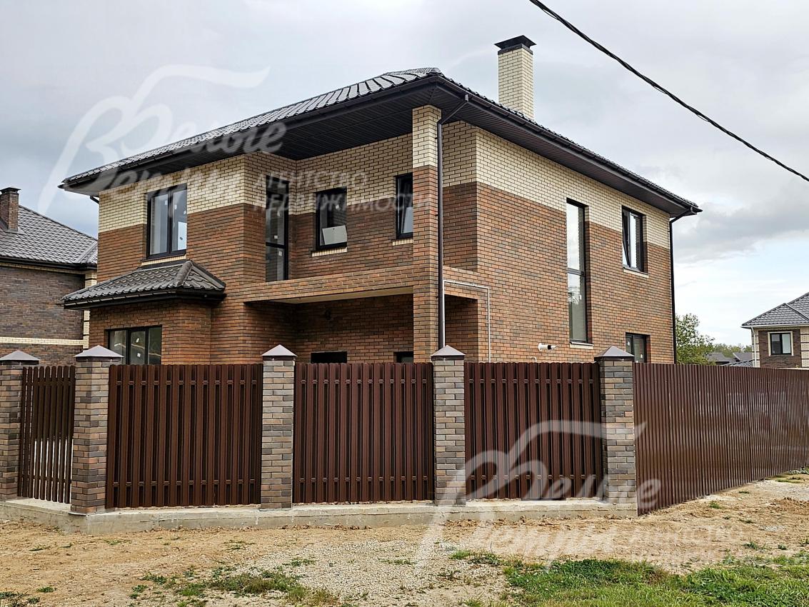 Участок расположен в охраняемом коттеджном посёлке, окружённом лесным массивом и озёрами