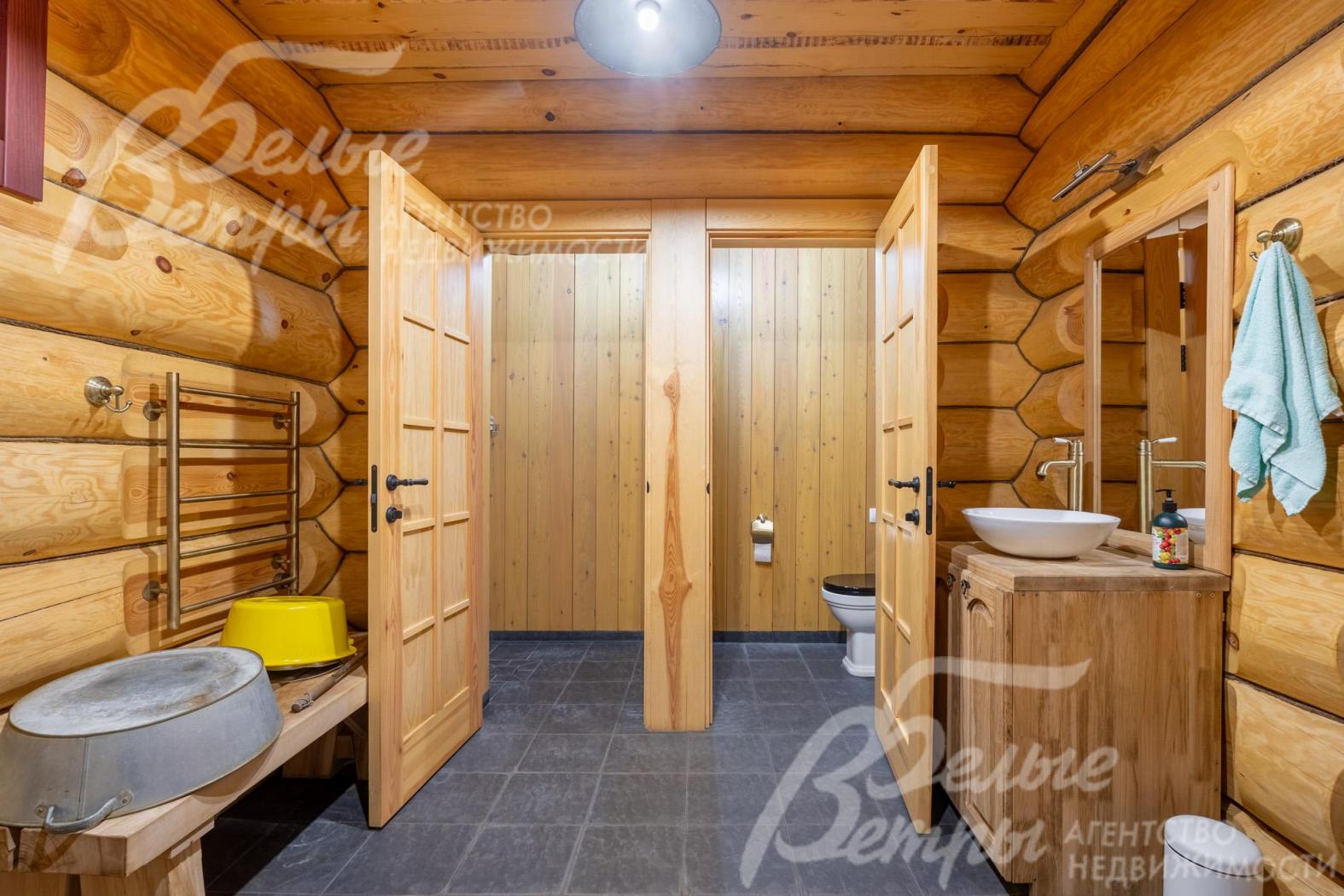 Купельная перед входом в парную - с раковиной и раздевалкой 