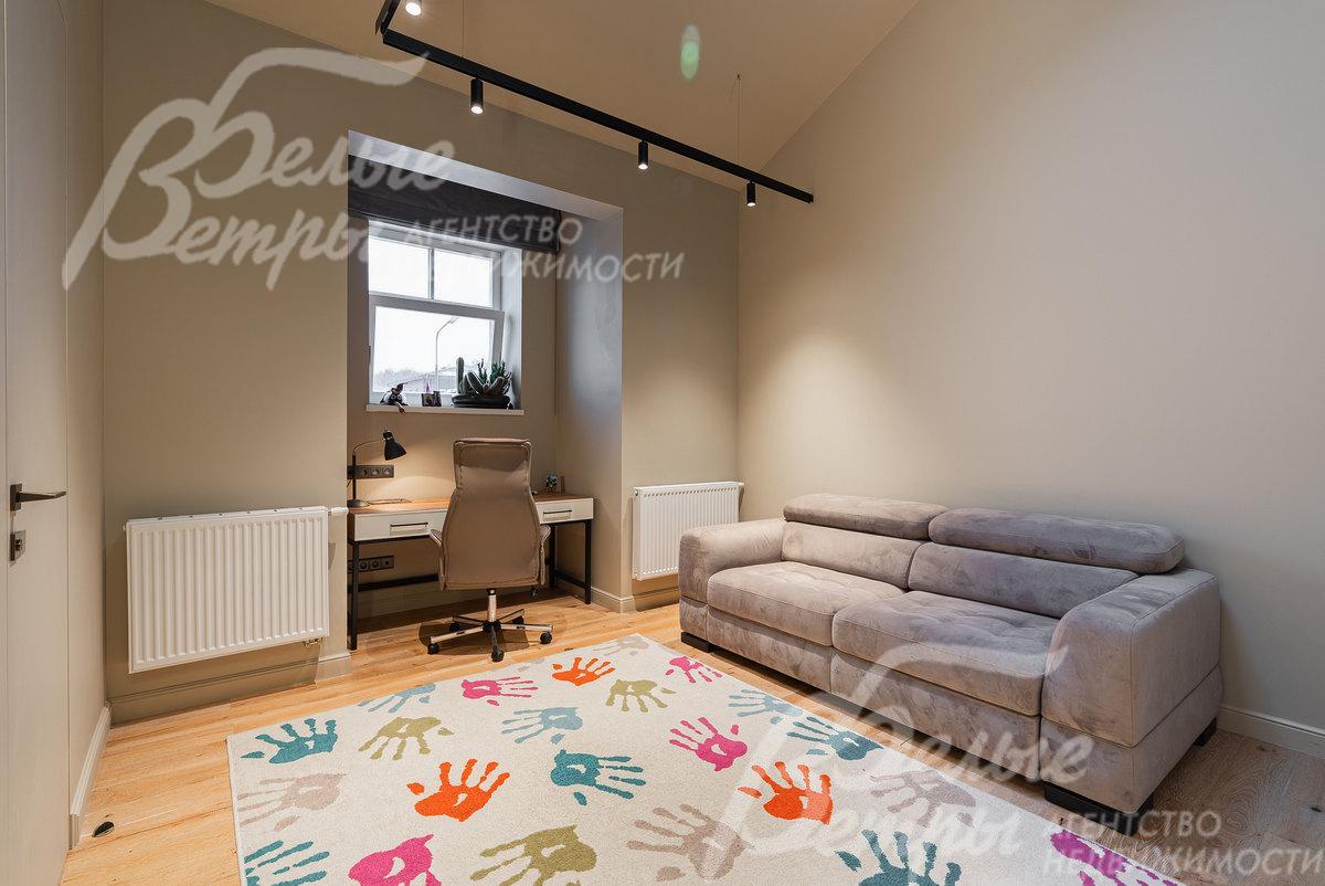 Спальня с балконом