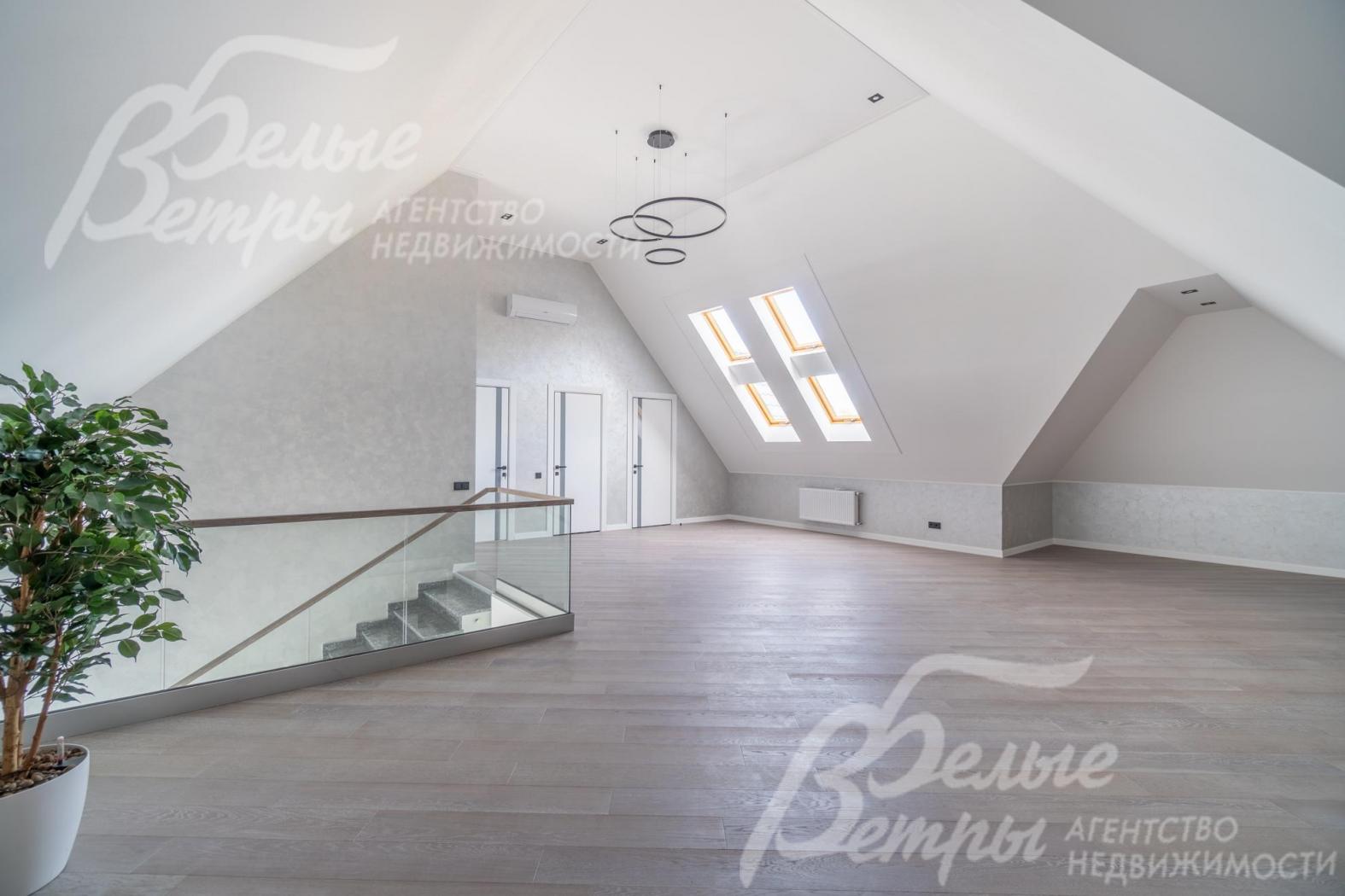 Функциональный мансардный этаж в светлых тонах